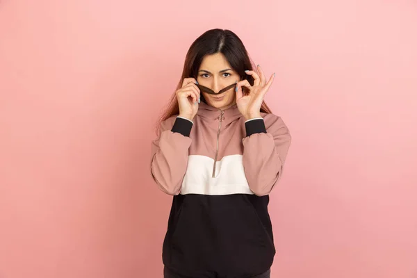 Porträt junger Frauen auf rosa Studiohintergrund. Konzept menschlicher Emotionen, Mimik, Jugend, Verkauf, Werbung. — Stockfoto