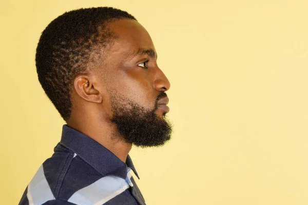 Afrikalı adam portresi sarı stüdyo arka planında izole edilmiş ve reklam için kopyalanmış. — Stok fotoğraf