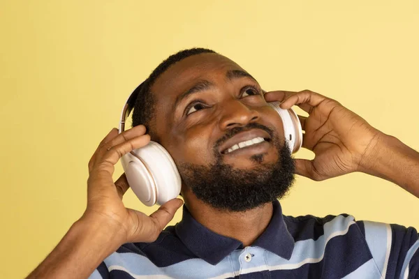 Портрет африканських чоловіків ізольований на жовтому тлі студії з авторським простором для реклами — стокове фото