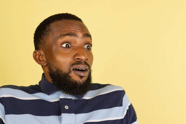 Afrikanisches Männerporträt isoliert über gelbem Studiohintergrund mit Copyspace für Werbung — Stockfoto