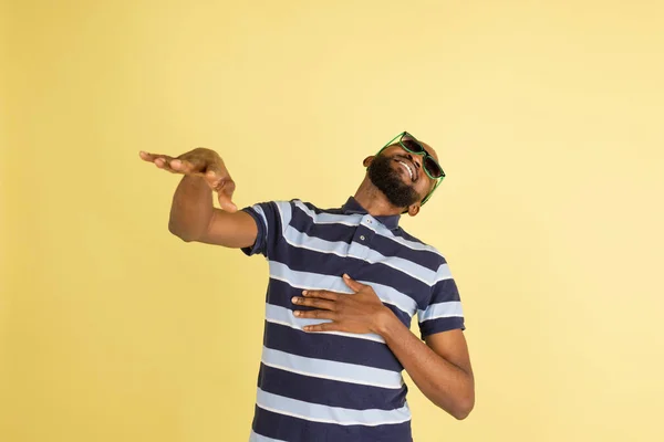 Africano mans retrato aislado sobre amarillo estudio fondo con copyspace para anuncio — Foto de Stock