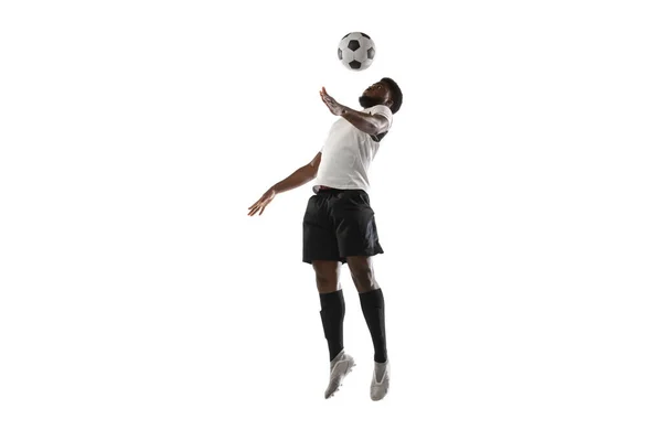 Entrenamiento de futbolistas africanos jóvenes aislados sobre fondo blanco. Concepto de deporte, movimiento, energía y dinámica. —  Fotos de Stock