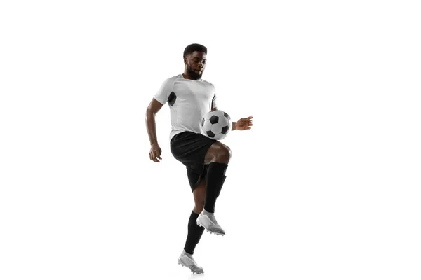 白い背景に孤立した若いアフリカのサッカー選手のトレーニング。スポーツ、運動、エネルギー、ダイナミックの概念. — ストック写真