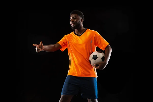 非洲年轻足球运动员的画像，在黑色背景下被隔离。体育的概念. — 图库照片