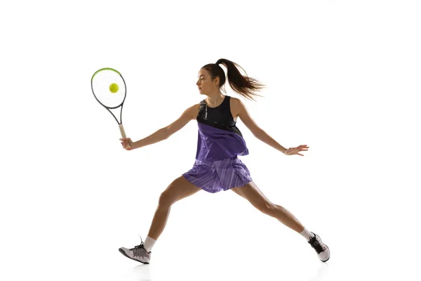 Jonge blanke vrouw spelen tennis geïsoleerd op witte studio achtergrond in actie en beweging, sport concept — Stockfoto