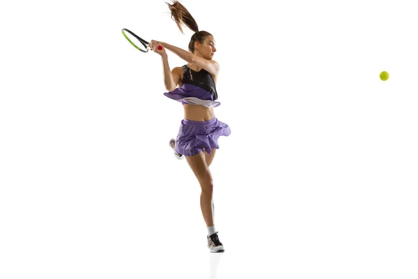 アクションと動き、スポーツの概念で白いスタジオの背景に隔離されたテニスをしている若い白人女性 — ストック写真