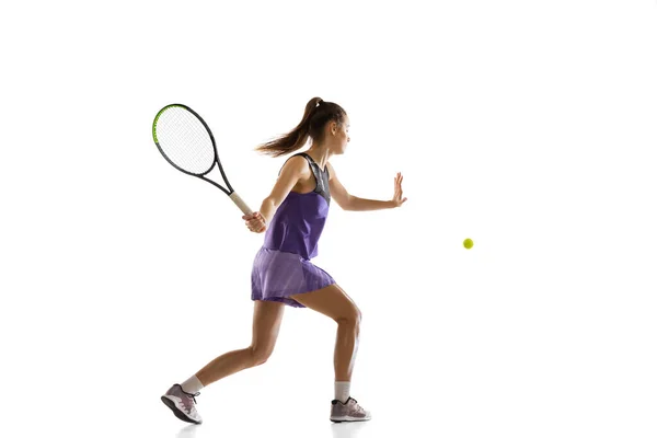 アクションと動き、スポーツの概念で白いスタジオの背景に隔離されたテニスをしている若い白人女性 — ストック写真
