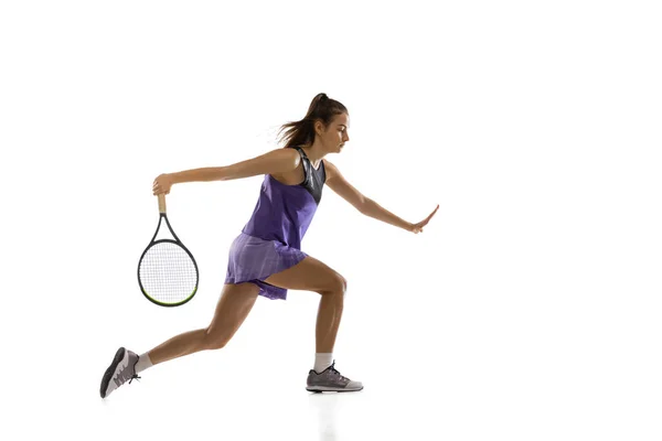 Młoda kaukaska kobieta gra w tenisa na białym tle studio w akcji i ruchu, koncepcja sportu — Zdjęcie stockowe