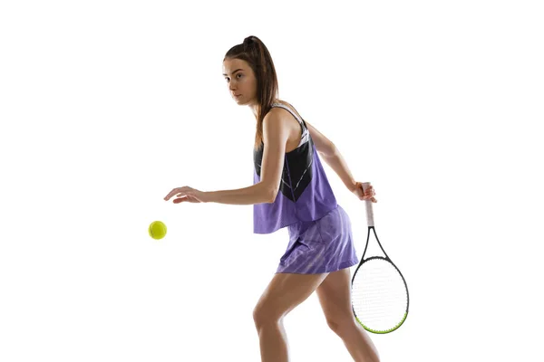 젊은 코카서스 여인 의 테니스 동작 과 동작 , 스 포오 츠 개념에 있어서 백인 스튜디오 배경에서 고립된 스 포오 츠 — 스톡 사진