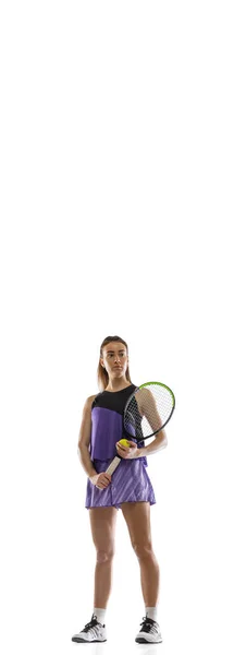 Joven mujer caucásica jugando al tenis aislado en el fondo blanco del estudio en acción y movimiento, concepto deportivo — Foto de Stock