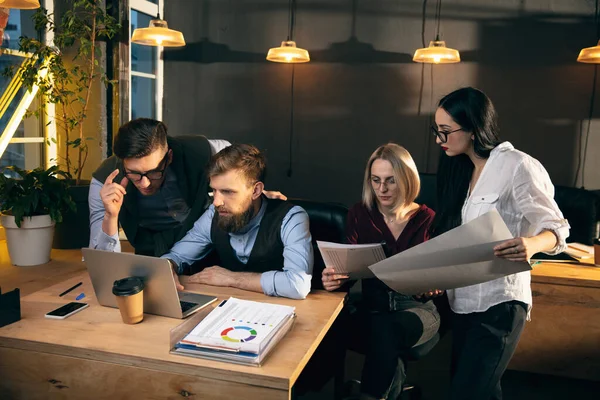 Kollegen arbeiten im modernen Büro mit Geräten und Gadgets während eines kreativen Meetings zusammen — Stockfoto