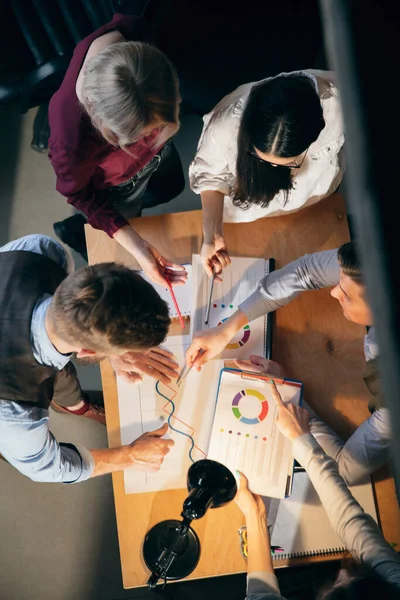 Colegas trabajando juntos en la oficina moderna utilizando dispositivos y dispositivos durante la reunión creativa — Foto de Stock