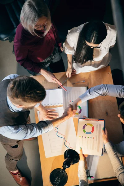 Colegas trabajando juntos en la oficina moderna utilizando dispositivos y dispositivos durante la reunión creativa — Foto de Stock