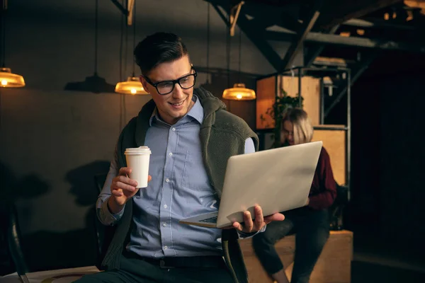 El hombre que trabaja en la oficina moderna utilizando dispositivos y aparatos durante la reunión creativa — Foto de Stock