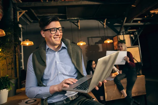 El hombre que trabaja en la oficina moderna utilizando dispositivos y aparatos durante la reunión creativa — Foto de Stock