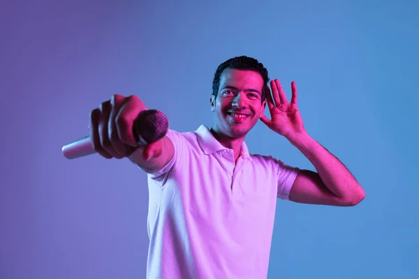 Retrato de jovens latinos em fundo de estúdio roxo-azul em néon. Conceito de emoções humanas, expressão facial, juventude, vendas, anúncio. — Fotografia de Stock