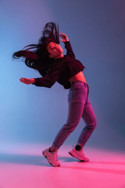 Asyalı genç kadın portresi neon renkli stüdyo arka planında. İnsan duyguları kavramı.