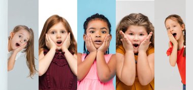 Çok renkli stüdyo arka planında izole edilmiş küçük ve mutlu çocukların portrelerinden yapılmış sanat kolajı. İnsani duygular, yüz ifadesi kavramı