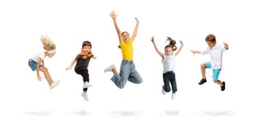 Beyaz stüdyo arka planında izole edilmiş küçük ve mutlu çocukların portrelerinden yapılmış sanat kolajı. İnsani duygular, yüz ifadesi kavramı