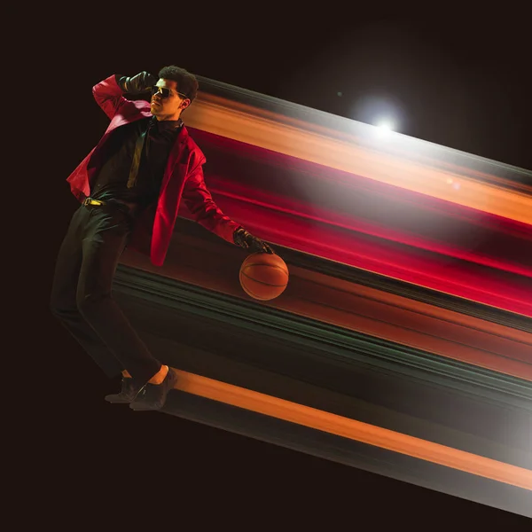 Diseño abstracto, concepto de deporte, acción, movimiento en el deporte. Joven africano jugando baloncesto con luz de neón sobre fondo negro —  Fotos de Stock