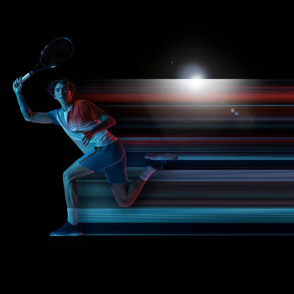 Absztrakt formatervezés, sport, akció, mozgás a sportban. Fiatal kaukázusi férfi teniszező neon fény fekete háttér — Stock Fotó