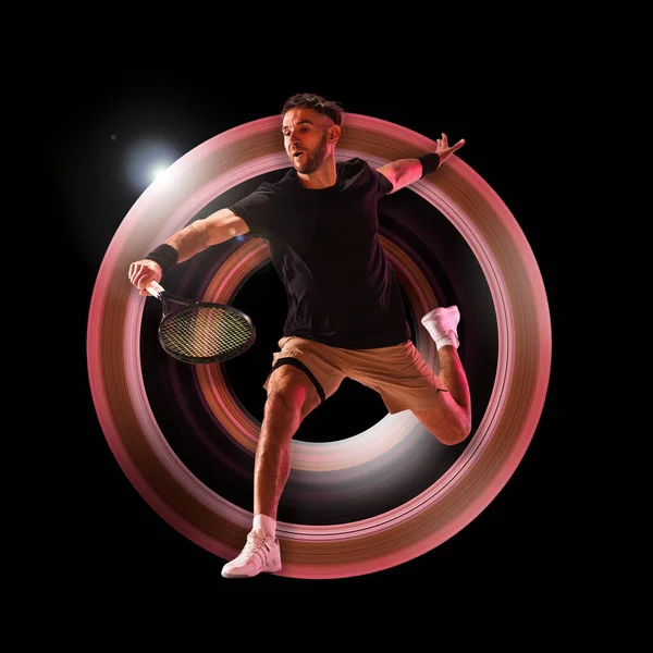 Abstraktní desing, koncept sportu, akce, pohyb ve sportu. Mladý kavkazský tenista v neonovém světle na černém pozadí. — Stock fotografie