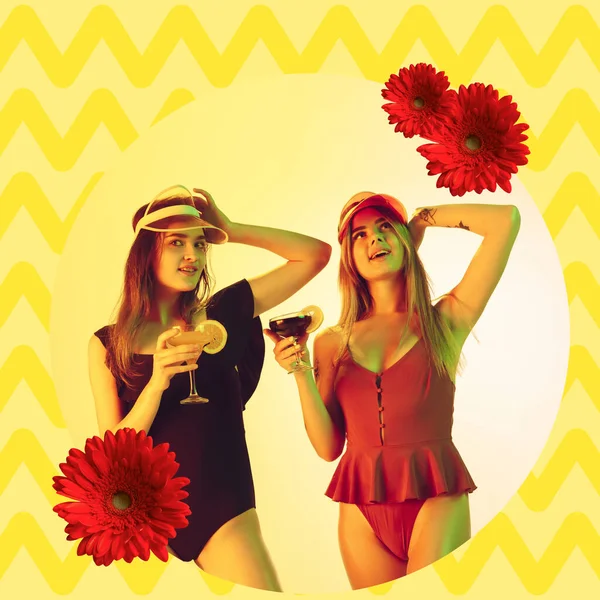 Collage zeitgenössischer Kunst, modernes Design. Sommerstimmung. Mädchen im Bikini tanzen und haben Spaß auf hellem, trendigem Hintergrund. — Stockfoto