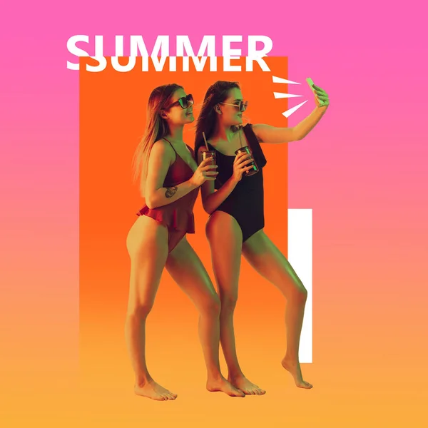 Współczesny kolaż artystyczny, nowoczesny design. Letni nastrój. Dziewczyny w bikini tańczą, bawią się na jasnym modnym tle. — Zdjęcie stockowe
