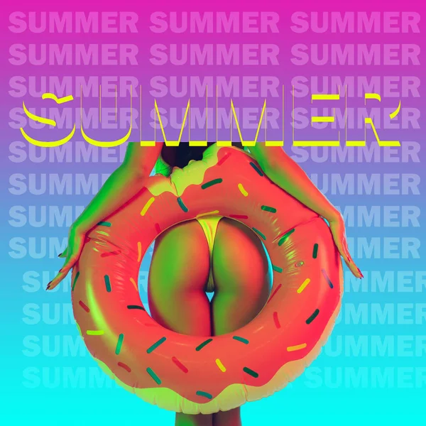 Collage de arte contemporáneo, diseño moderno. Humor veraniego. Ajuste, cuerpo femenino sexy con donut sobre fondo de moda brillante. — Foto de Stock