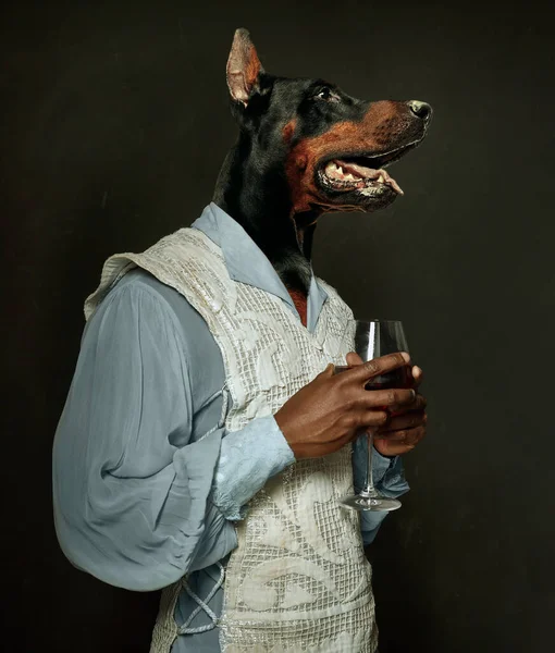 Model jak średniowieczna osoba królewska w zabytkowej odzieży na czele głowy psa na ciemnym tle vintage. — Zdjęcie stockowe