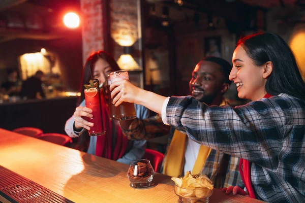 Grupo de amigos viendo el deporte partido juntos. Concepto de amistad, actividad de ocio, emociones — Foto de Stock