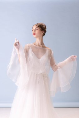 Sanat işindeki genç kadın beyaz arka planda izole edilmiş. Retro biçimi, dönemin karşılaştırması.