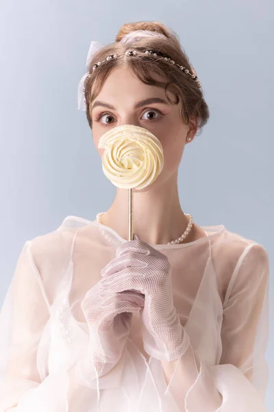 Mujer joven en acción artística aislada sobre fondo blanco. Estilo retro, comparación de conceptos de eras. — Foto de Stock