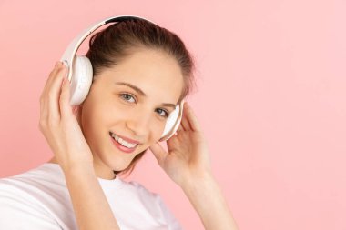 Kafkas genç kadın portresi. Pembe stüdyo arka planında kopyalanmış.