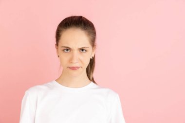 Kafkas genç kadın portresi. Pembe stüdyo arka planında kopyalanmış.