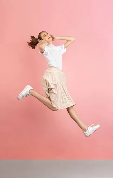 Branco jovem mulheres retrato isolado sobre rosa estúdio fundo com copyspace — Fotografia de Stock