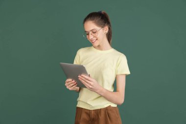 Beyaz kadın portresi, yeşil stüdyo arka planında kopyalanmış.