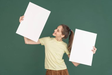 Beyaz kadın portresi, yeşil stüdyo arka planında kopyalanmış.