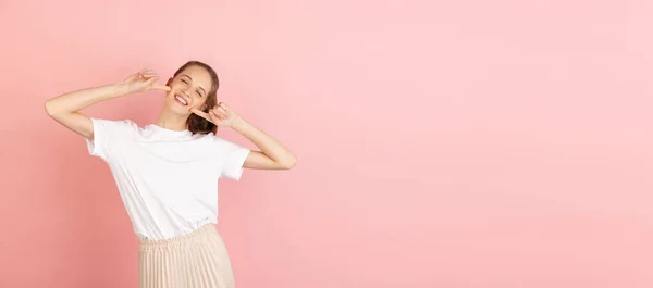 Branco jovem mulheres retrato isolado sobre rosa estúdio fundo com copyspace — Fotografia de Stock