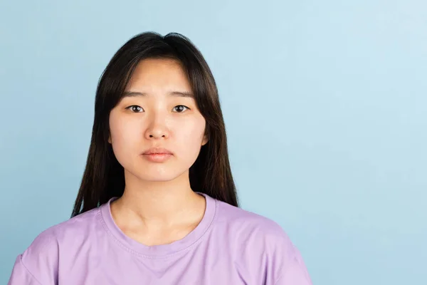 Ázsiai fiatal nők portré kék stúdió háttér. Fogalom az emberi érzelmek, arckifejezés, fiatalok, értékesítés, reklám. — Stock Fotó