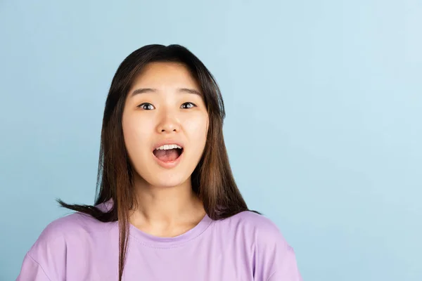 Asiatisches Porträt junger Frauen auf blauem Studiohintergrund. Konzept menschlicher Emotionen, Mimik, Jugend, Verkauf, Werbung. — Stockfoto