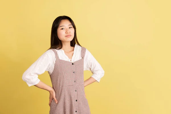 Sarı stüdyo arka planında Asyalı genç kadın portresi. İnsan duyguları kavramı, yüz ifadesi, gençlik, satış, reklam. — Stok fotoğraf