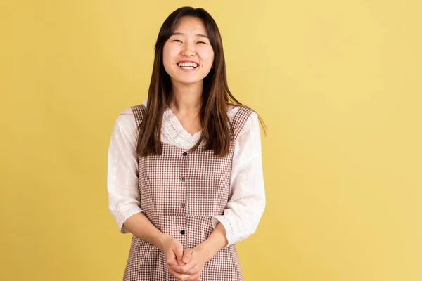 亚洲年轻女子的肖像在黄色工作室背景。人类情感、面部表情、青春、销售、广告的概念. — 图库照片