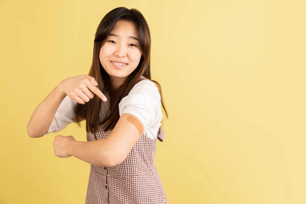 Asiatisches Porträt junger Frauen auf gelbem Studiohintergrund. Konzept menschlicher Emotionen, Mimik, Jugend, Verkauf, Werbung. — Stockfoto