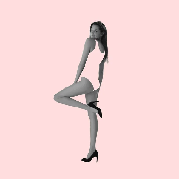 Design moderne, collage d'art contemporain. Inspiration, idée, style magazine tendance. Du sport. Belle femme avec corps en forme sur fond rose. — Photo