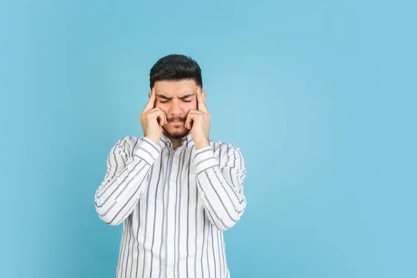 Ritratto di giovani uomini su sfondo blu studio. Concetto di emozioni umane, espressione facciale, gioventù, vendite, annuncio. — Foto Stock