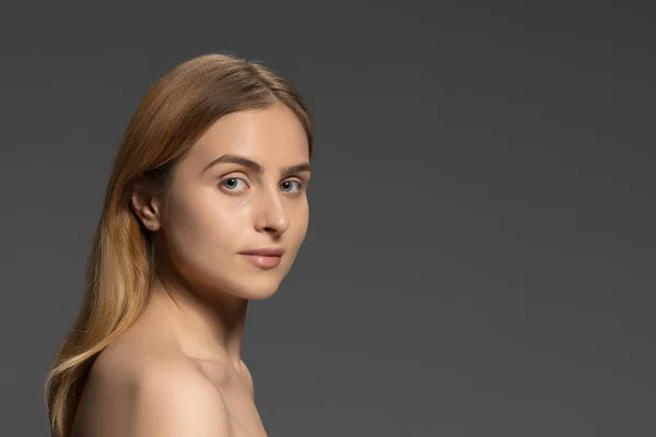 Retrato de jovem modelo de moda feminina isolado em fundo de estúdio cinza. Mulher branca bonita com pele bem cuidada. — Fotografia de Stock