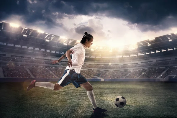 Profesional de fútbol masculino, jugador de fútbol en el fondo del estadio. Atleta en forma caucásica practicando, jugando emocionado en la carrera — Foto de Stock