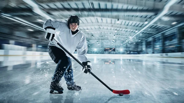 Jugador profesional de hockey sobre hielo. Atleta en forma caucásica practicando, entrenando excitado — Foto de Stock