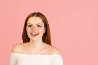 Beyaz kadın portresi pembe stüdyo arka planında izole edilmiş ve reklam için kopyalanmış. Güzellik kavramı, sağlık.